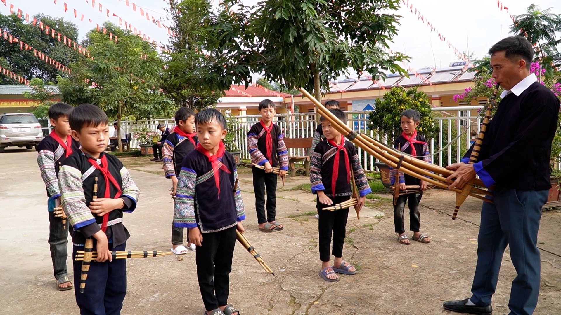 Thầy giáo Lờ A Sở dạy học sinh cách thổi khèn Mông. lao-chai-1.jpg