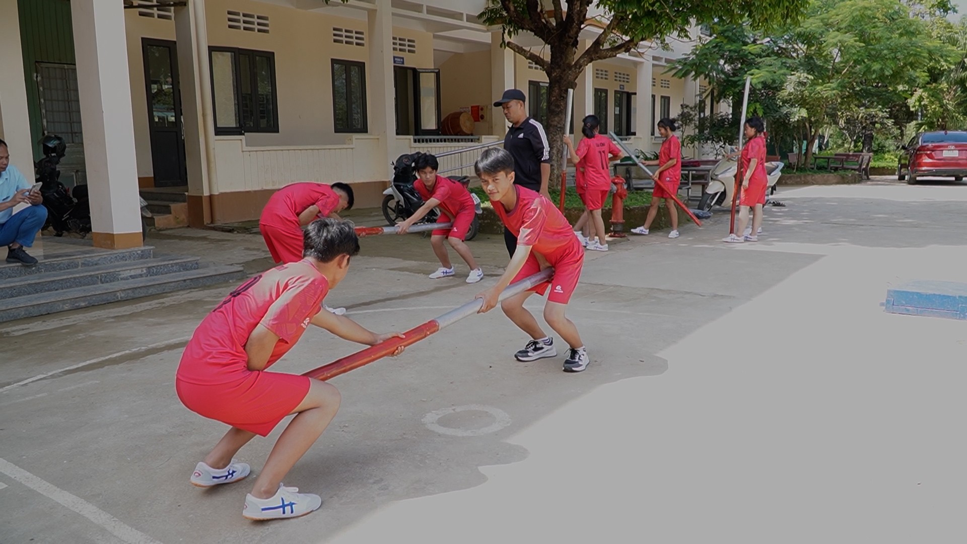 Đẩy gậy là môn thể thao truyền thống của người Mông được đưa vào giảng dạy trong nhà trường. lao-chai-6.jpg