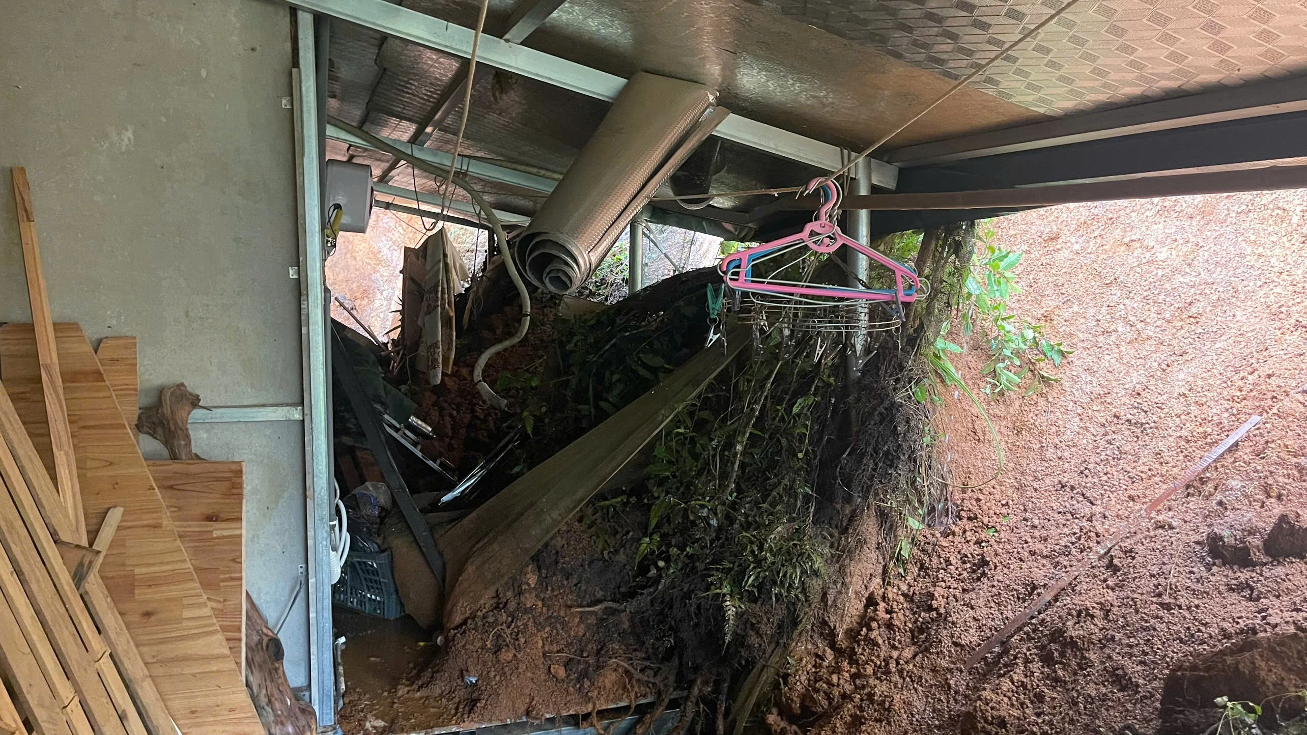 Sạt lở gây thiệt hại nhà của 1 hộ dân ở xã Hạnh Phúc.