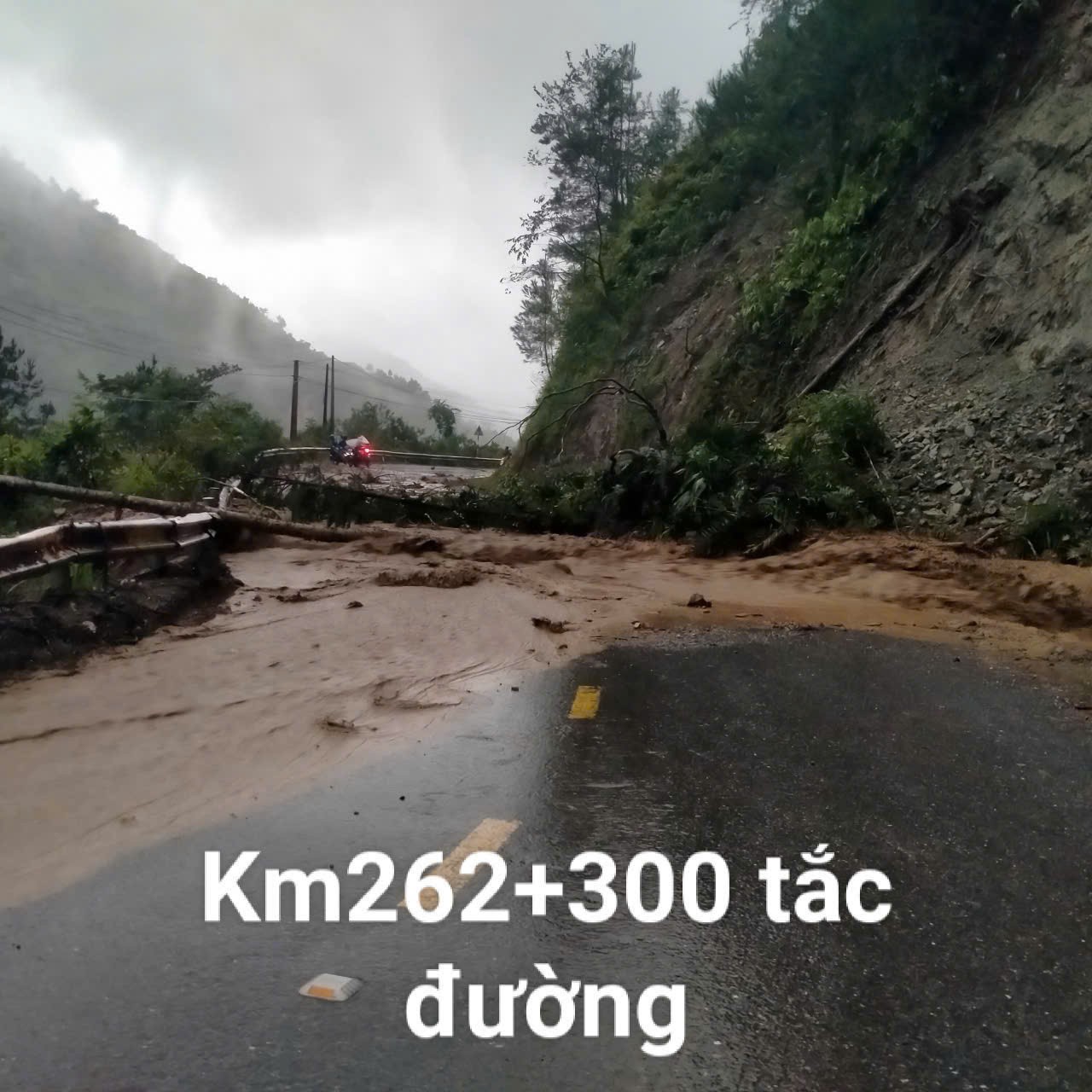 Đất đá cùng cây đổ đã khiến km 262+300 bị tắc. Đất đá cùng cây đổ đã khiến km 262+300 bị tắc.