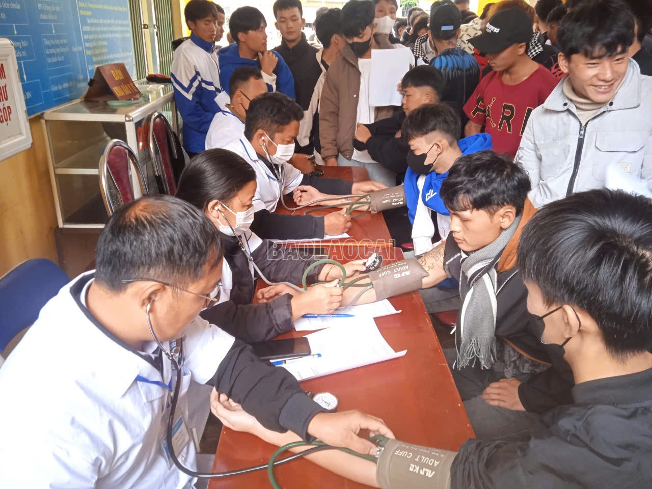 Các y, bác sỹ khám cho các công dân xã Púng Luông. baolaocai-c_z7149521376311-073241477ff80f87de7bfb7e40d76c97.jpg