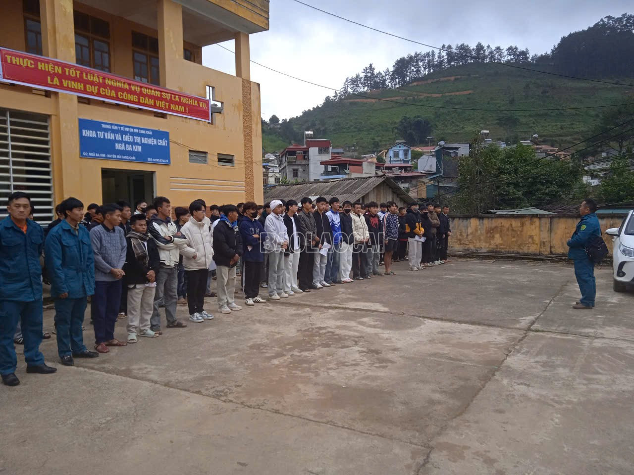 124 công dân nam đã có mặt đúng giờ tại phòng khám đa khoa khu vực Ngã Ba Kim để khám sơ tuyển nghĩa vụ quân sự. baolaocai-c_z7149521356389-8b0c0223d81f4d3912552d29090d8052.jpg