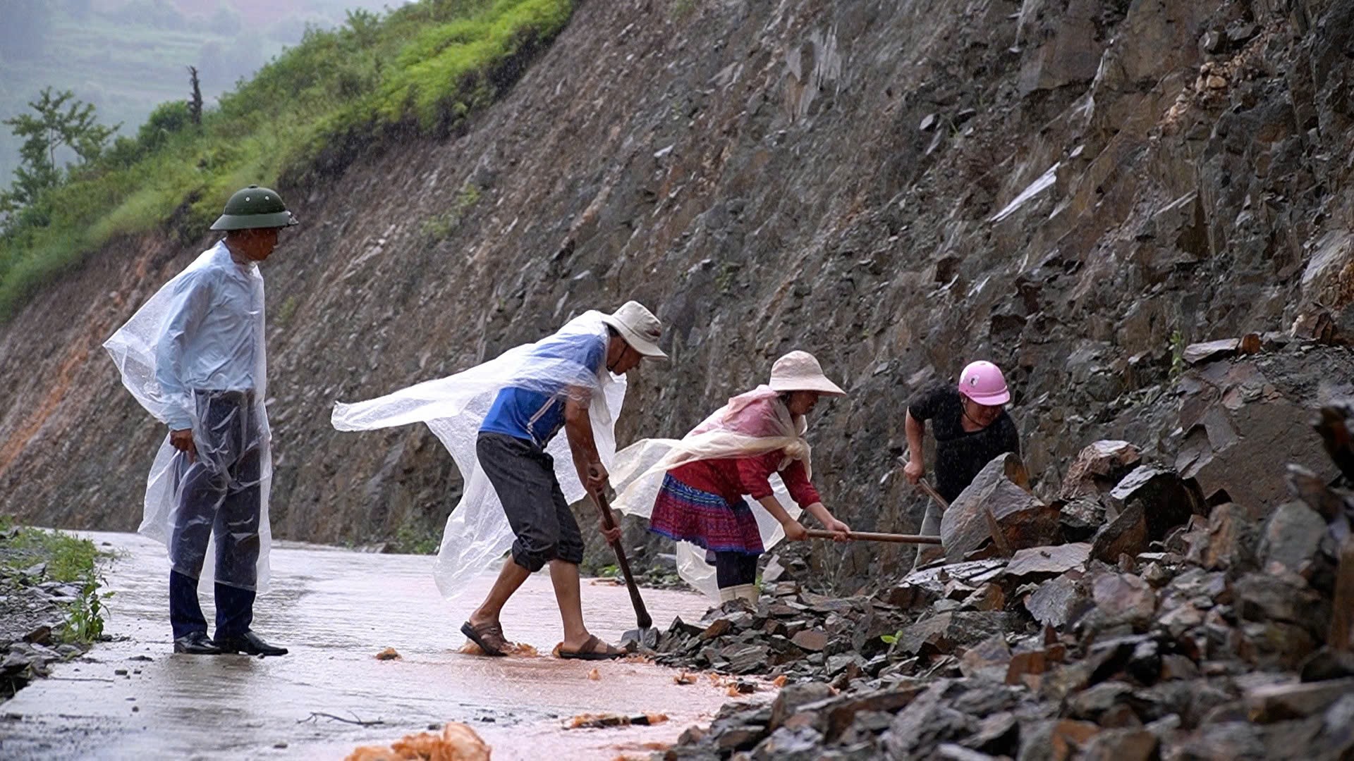 Người dân thôn Háng Bla Ha A tổ chức giải phóng đất đá sạt lở. kmang5.jpg