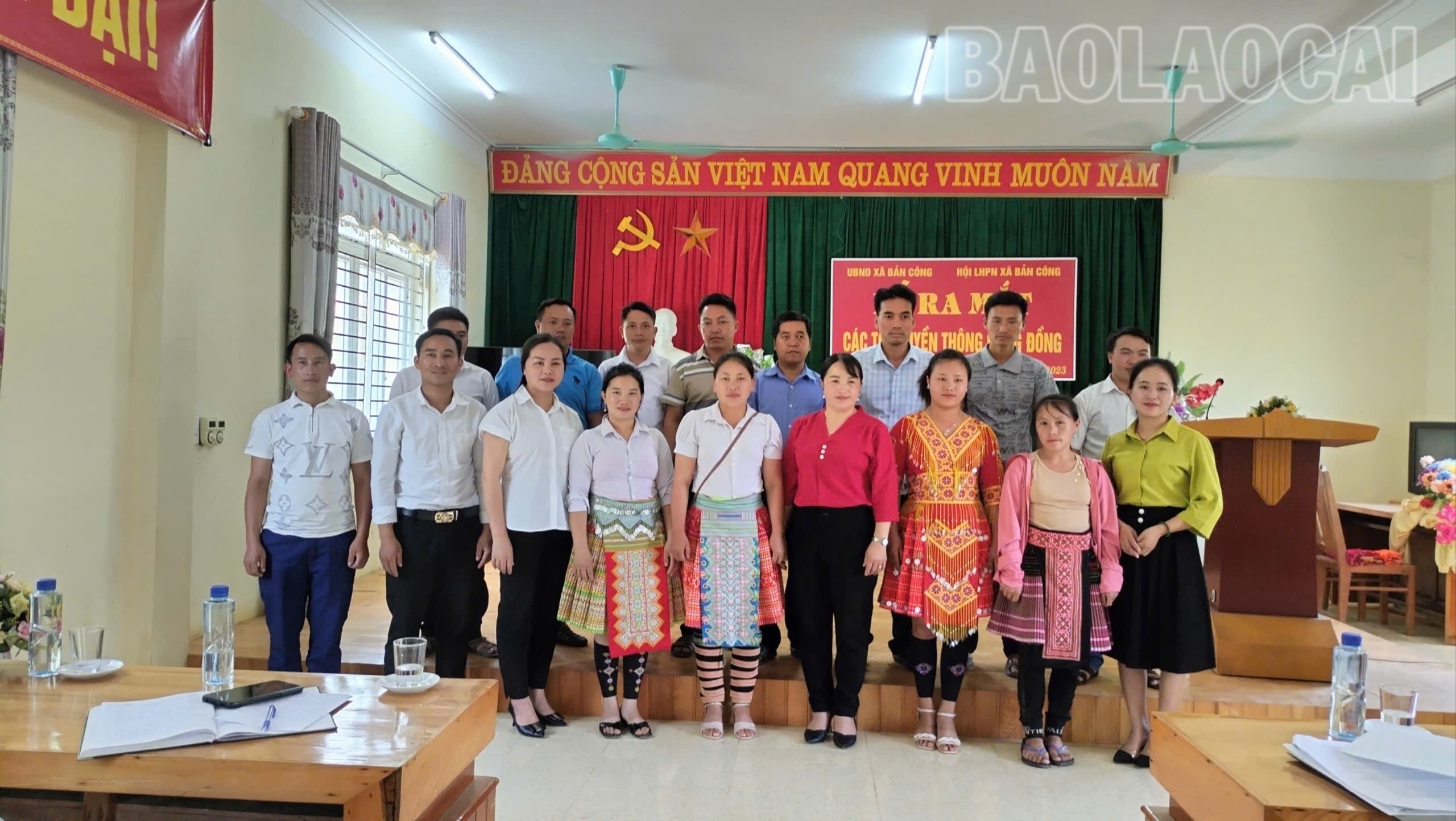 Fru Hang Thi Dong, vice ordförande för folkrådet i Tram Tau kommun, är en av få mongolska kvinnor som har fått utbildning och arbetat inom statsapparaten. z7329057992313-109050ca2d378890402b4bdab469f998-9903.jpg