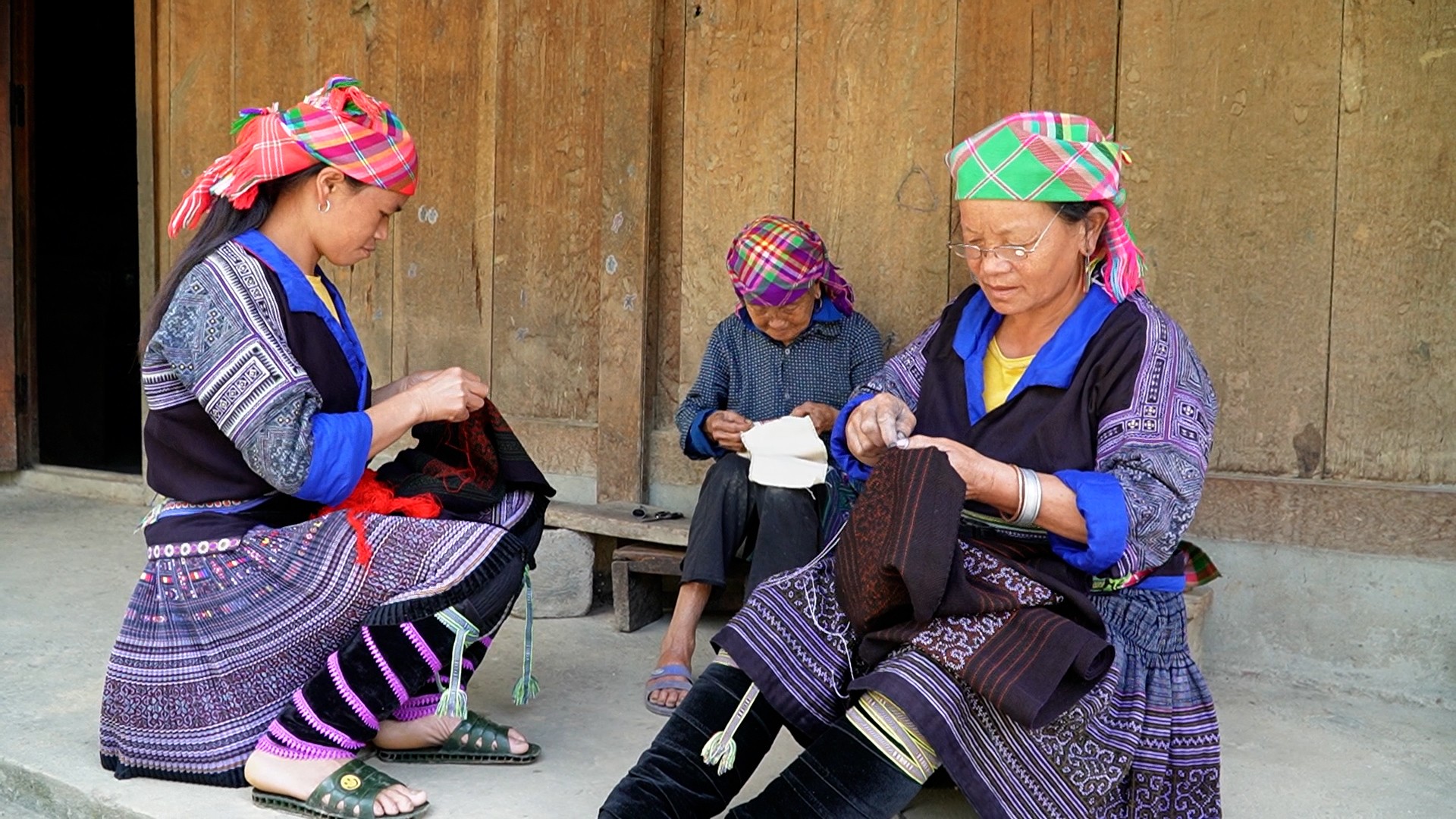 Chị Vàng Thị Cha (trái ảnh) tranh thủ thời gian nông nhàn chuẩn bị cho bộ váy, áo mới. sequence-0300-01-32-03still089.jpg