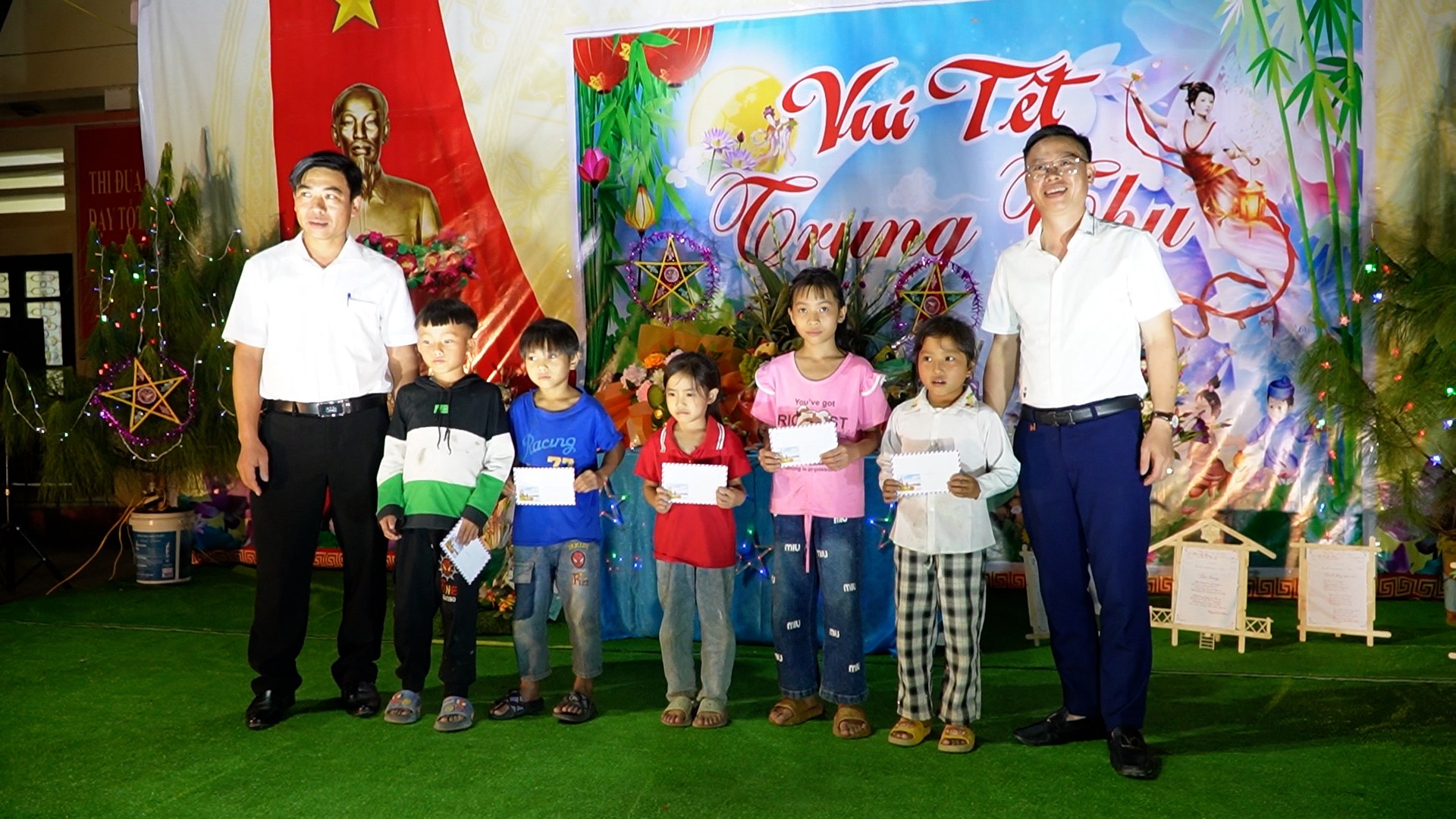 Lãnh đạo địa phương phối hợp với các trường học tặng quà học sinh vượt khó. lanh-dao-xa-tang-qua-cho-nhung-chau-gia-dinh-bi-thiet-hai-bao-so-10.jpg