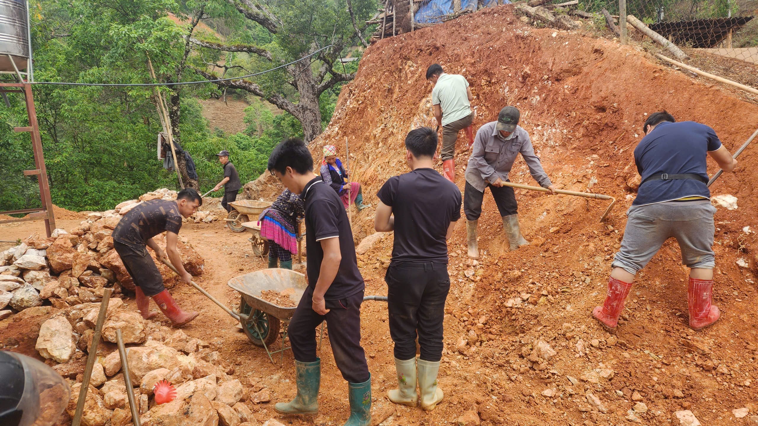 Người dân thôn Háng Cháng Lừ đóng góp ngày công làm mặt bằng để xây dựng bếp nấu ăn. z7168266292576-bbcb0662f0ae49006c596a2f82a7cbc5.jpg