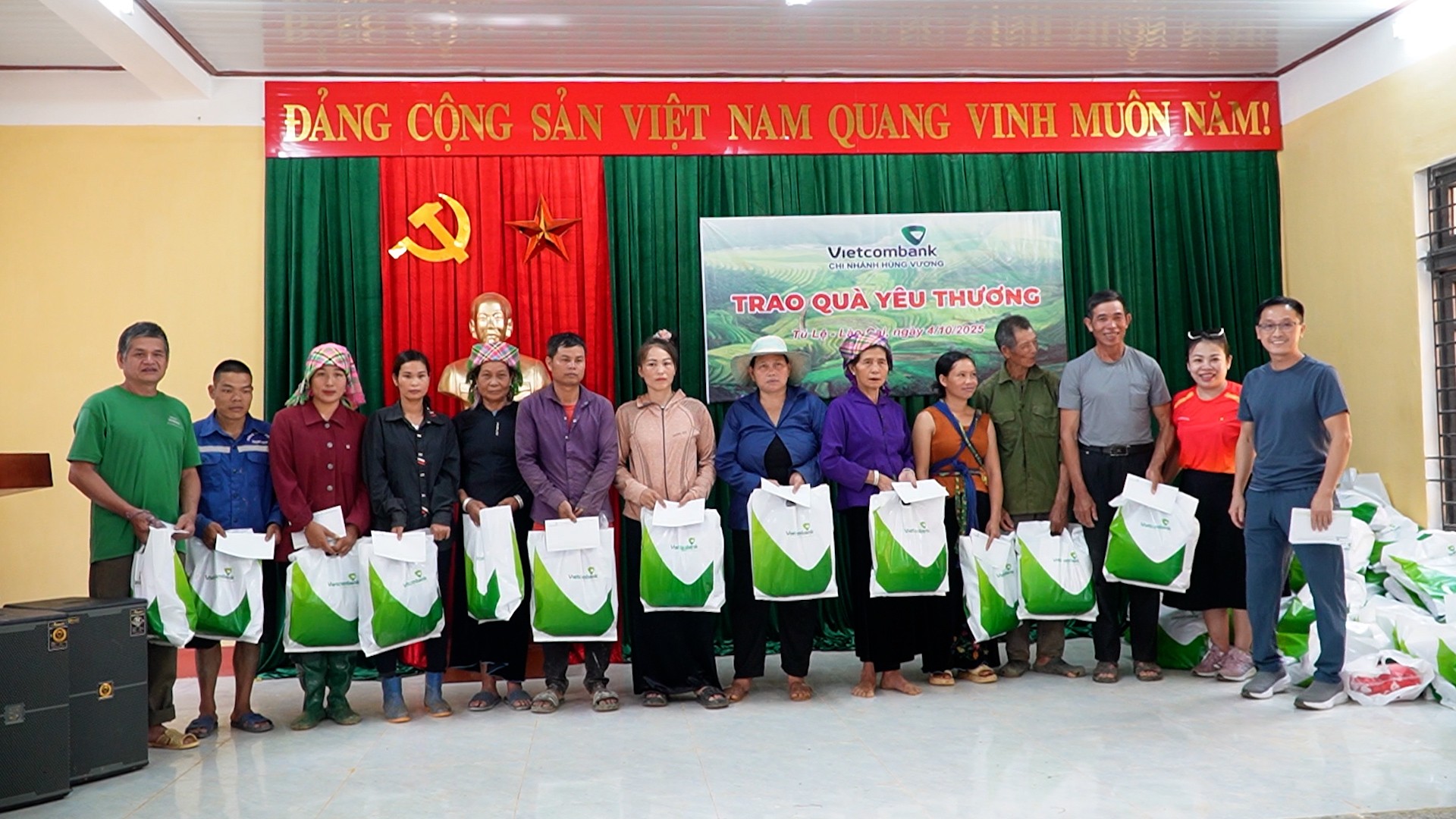 Các gia đình vùng lũ được các tổ chức thiện nguyện tặng quà động viên. tang-qua-dan.jpg