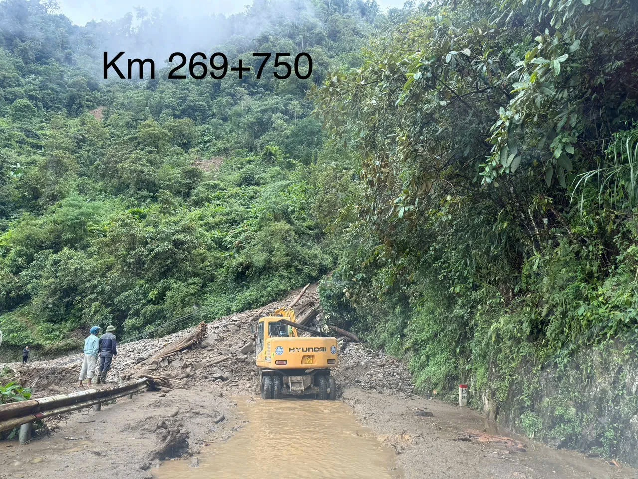 Km269+750, Quốc lộ 32 bị sạt lở với khối lượng đất đá lớn.