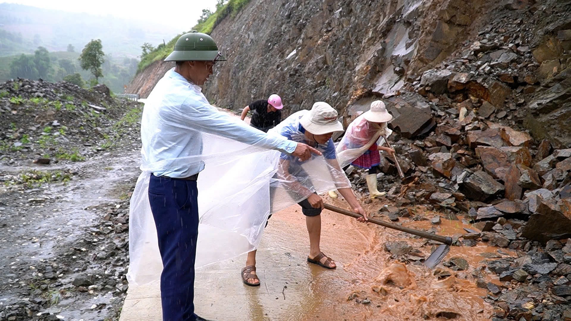 Người dân và các lực lượng tại chỗ sắn sàng làm nhiệm vụ để thông đường. kmang6.jpg