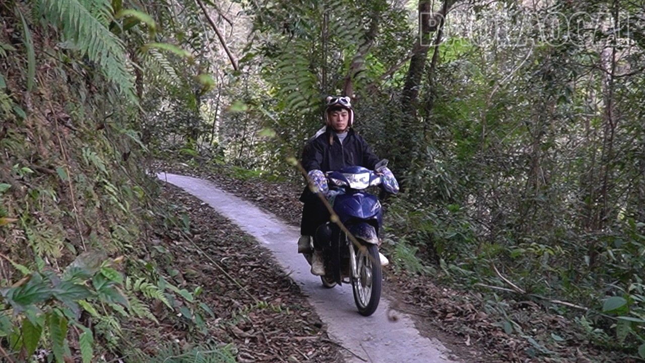 به لطف این جاده منحصر به فرد، مردم میتوانند راحتتر سفر کنند. duong-dac-thu16-5576.jpg