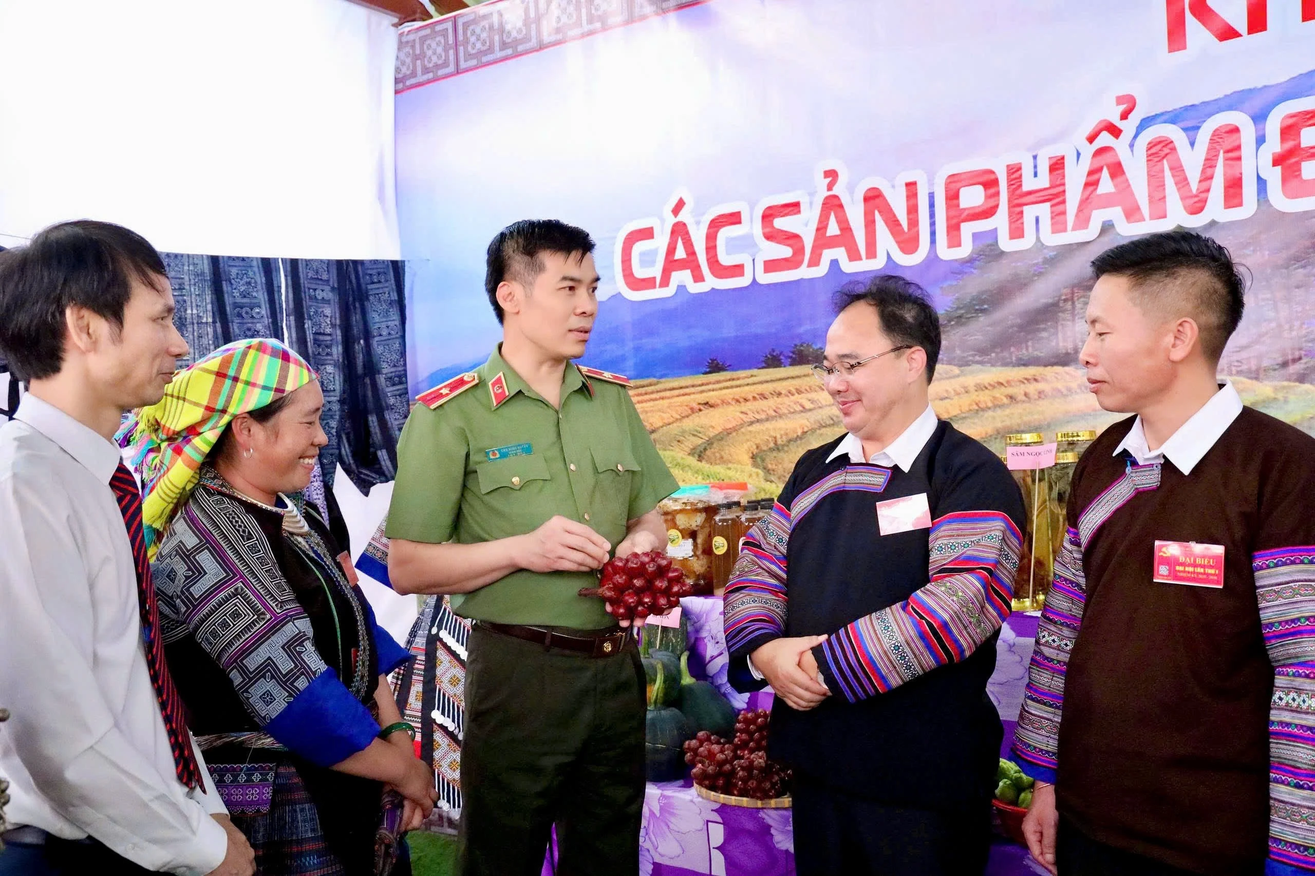 Thiếu tướng Cao Minh Huyền tham quan gian hàng giới thiệu sản phẩm và trao đổi với các đại biểu.