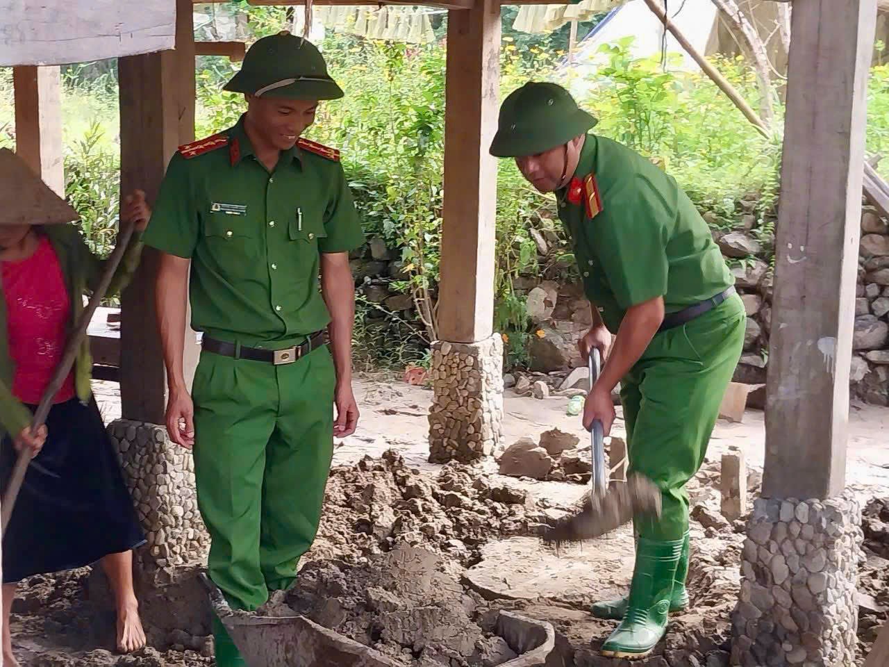 Lực lượng công an xã giúp dân vận chuyển bùn đất tràn vào nhà. cuoi-tuan-4.jpg
