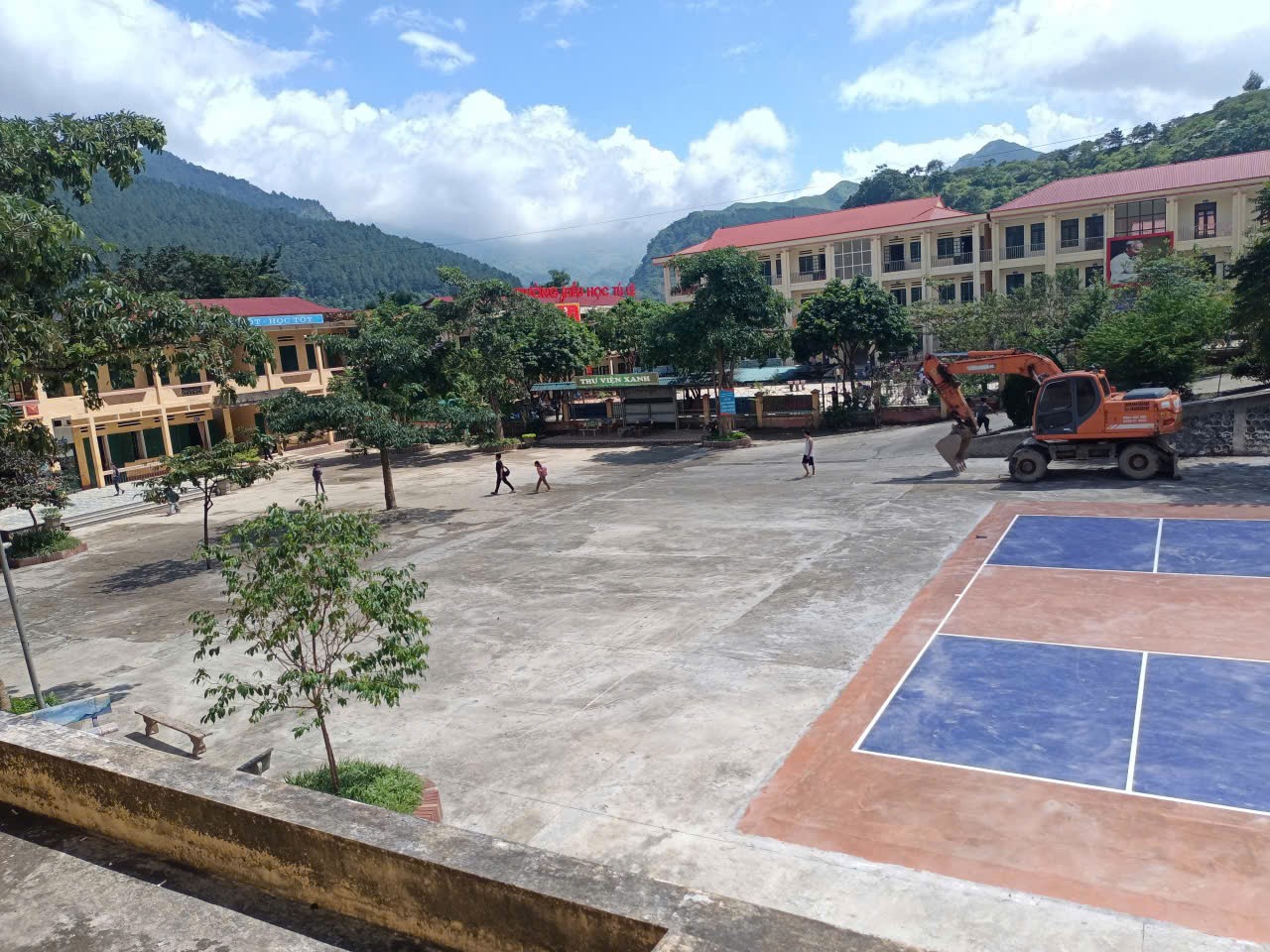 Trường học được dọn sạch, sẵn sàng đón học sinh trở lại. cuoi-tuan-6.jpg