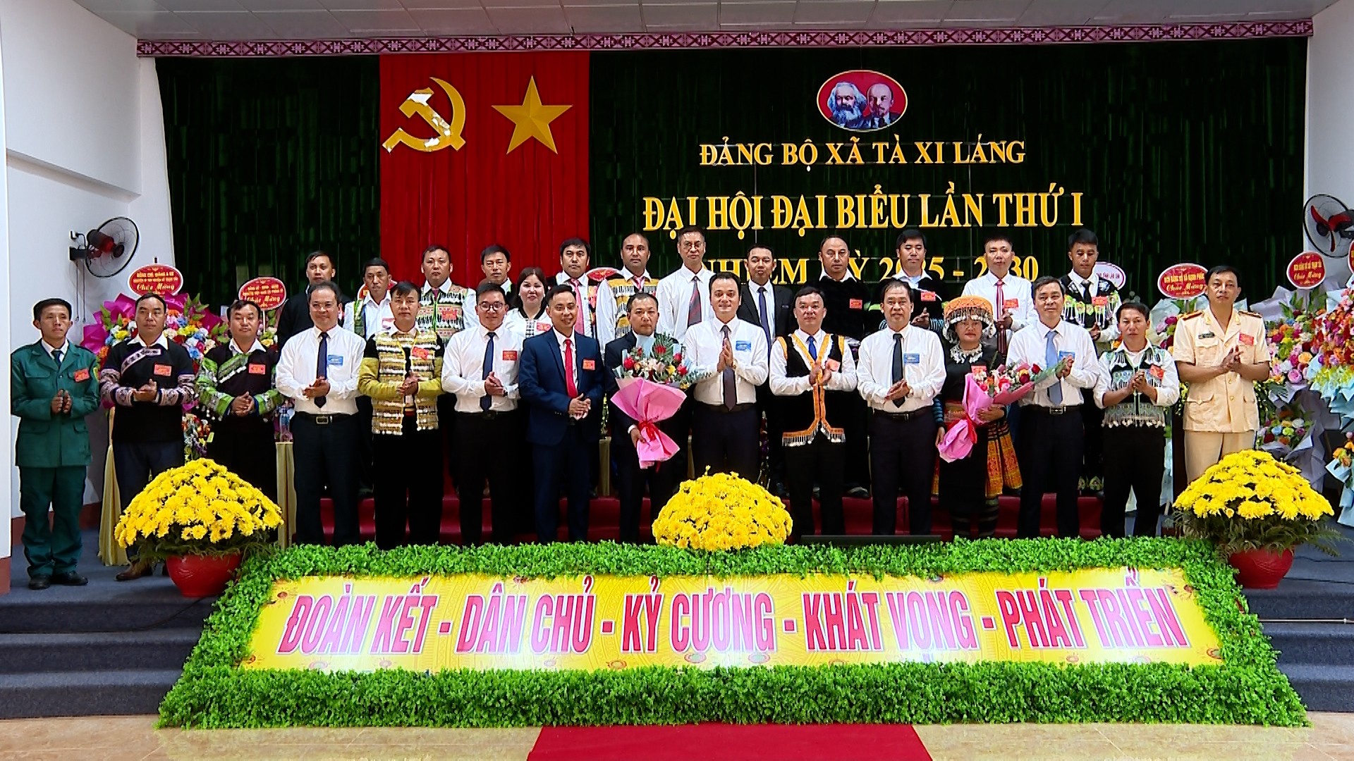 Đồng chí Giàng Quốc Hưng - Ủy viên Ban Thường vụ, Trưởng Ban Nội chính Tỉnh ủy tặng hoa chúc mừng Ban Chấp hành Đảng bộ xã Tà Xi Láng nhiệm kỳ 2025 - 2030. ta-xi-lang-8.jpg