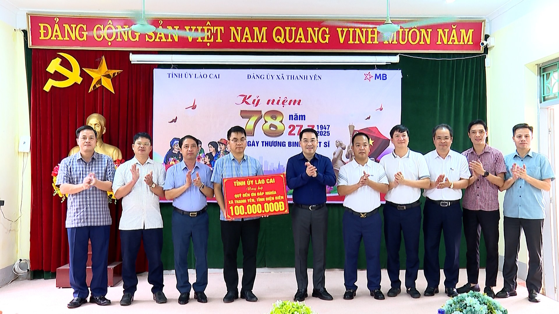 Phó Bí thư Tỉnh ủy Lào Cai Nguyễn Tuấn Anh tặng quà Đảng bộ xã Thanh Yên. sequence-0100-01-47-07still006.jpg