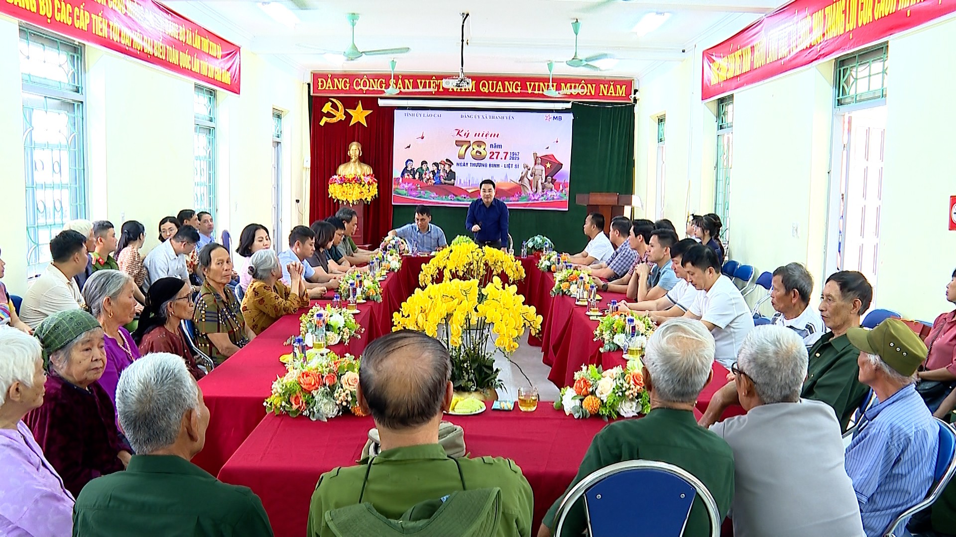 Đồng chí Phó Bí Tỉnh ủy Nguyễn Tuấn Anh gặp mặt người có công xã Thanh Yên, tỉnh Điện Biên. sequence-0100-00-54-17still007.jpg