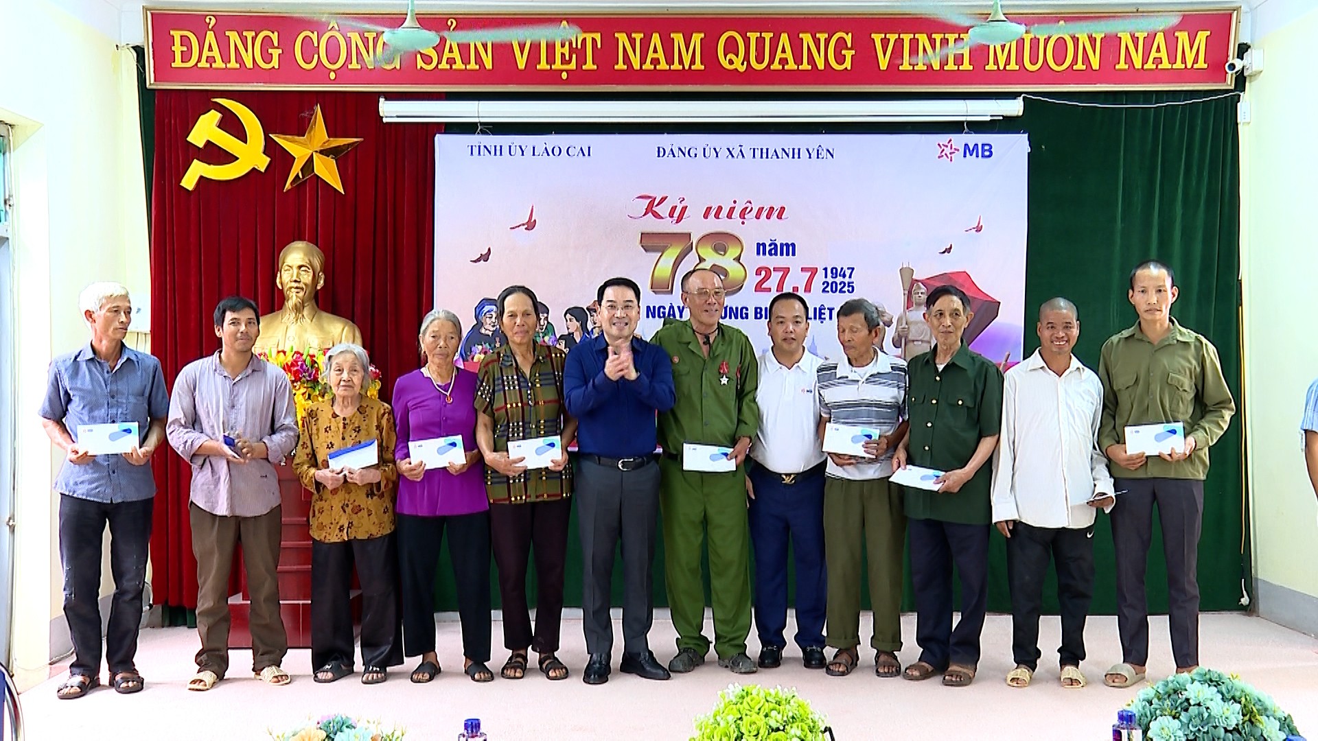 Phó Bí thư Tỉnh ủy Lào Cai Nguyễn Tuấn Anh tặng 20 sổ tiết kiệm cho 20 người có công xã Thanh Yên. sequence-0100-01-35-18still005.jpg