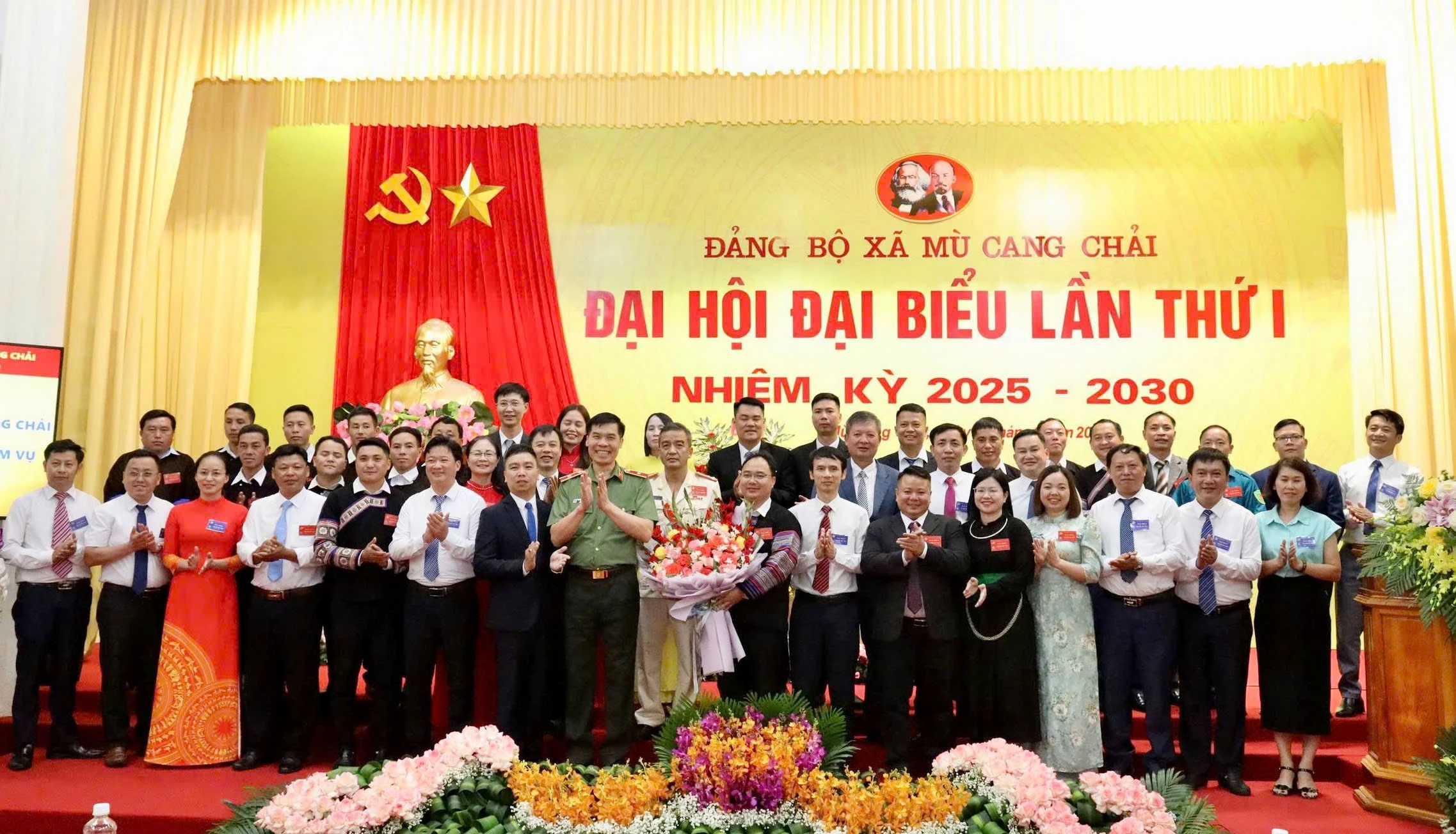 Thiếu tướng Cao Minh Huyền tặng hoa chúc mừng thành công đại hội.