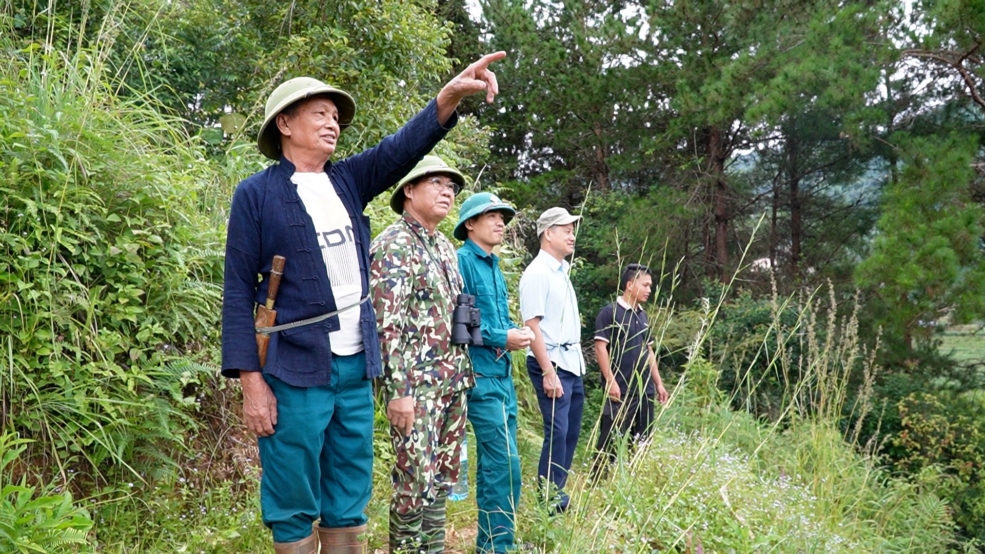 Tổ xung kích bảo vệ rừng thôn Thái, xã Khao Mang đi tuần rừng. tho-tai.jpg