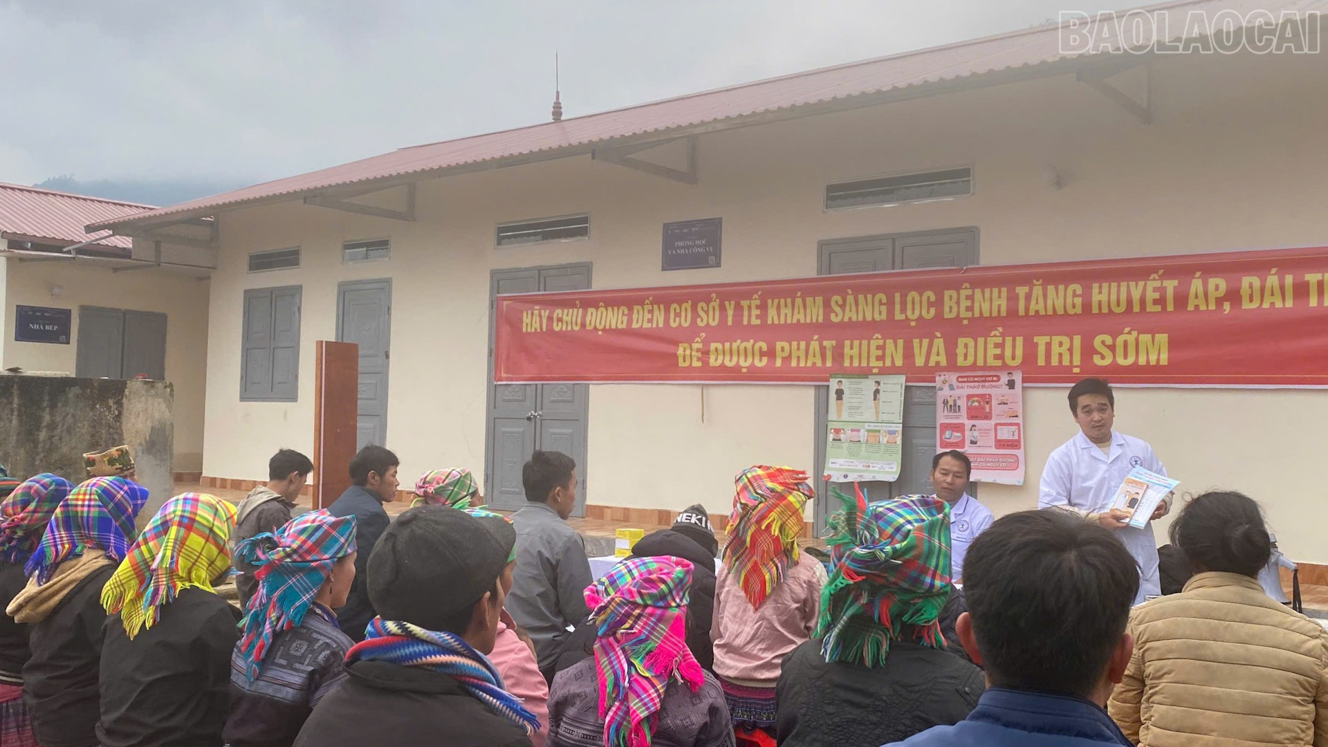 Người dân vùng cao được tuyên truyền khám sàng lọc các bệnh lý huyết áp, đái tháo đường. baolaocai-tr_kham-snag-loc.jpg