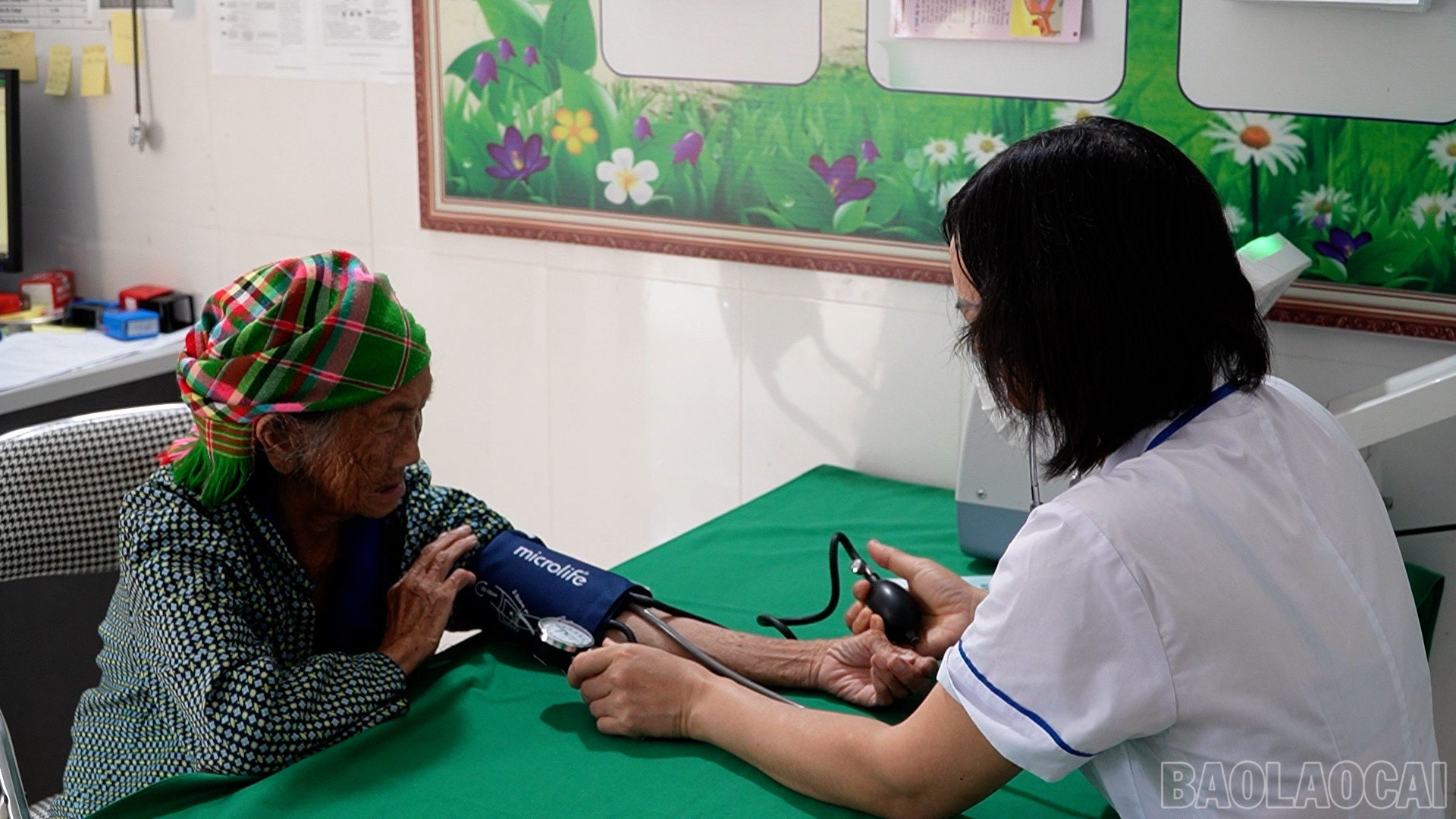 Người cao tuổi được khám định kỳ tại Trạm Y tế Túc Đán. baolaocai-br_sequence-0500-14-14-04still013.jpg