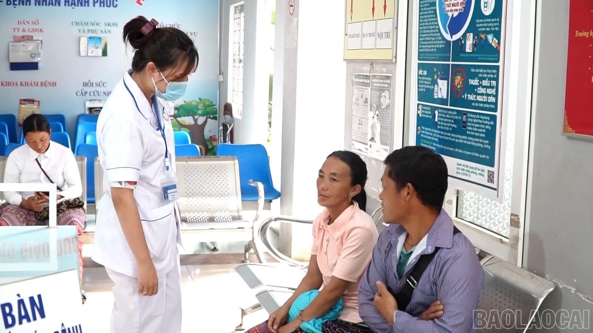 Người dân được tư vấn sức khỏe khi sử dụng thẻ BHYT khám chữa bệnh. baolaocai-br_sequence-0500-15-06-35still004.jpg