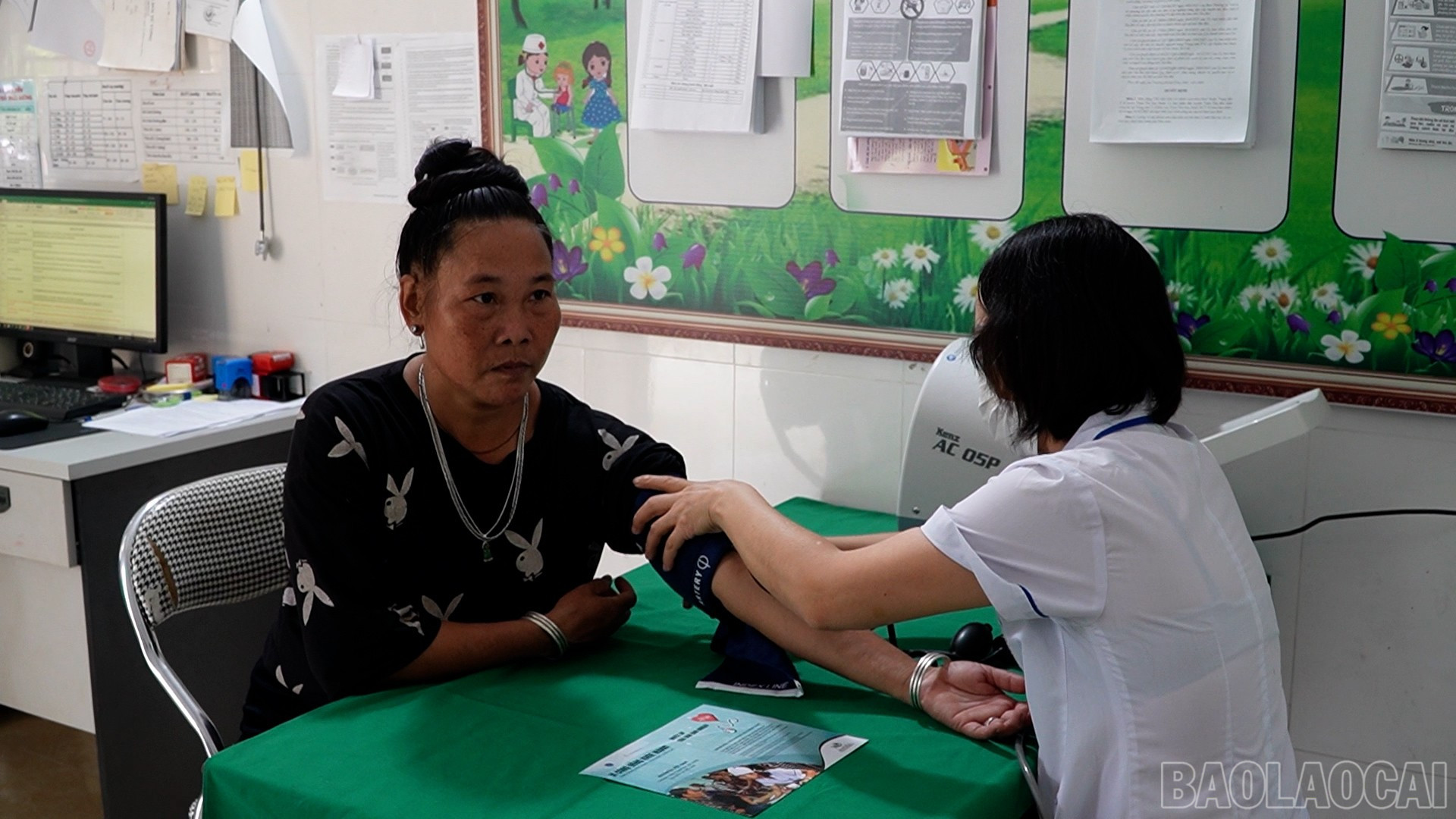 Bà Hà Thị Ọt ở thôn Pa Te xã Trạm Tấu đến khám sức khỏe định kỳ hàng tháng. baolaocai-br_sequence-0500-12-50-46still010.jpg