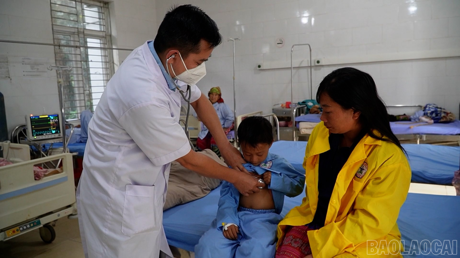 Bác sĩ tại Trung tâm Y tế Trạm Tấu khám cho con trai chị Pàng. baolaocai-br_sequence-0500-09-48-14still001.jpg