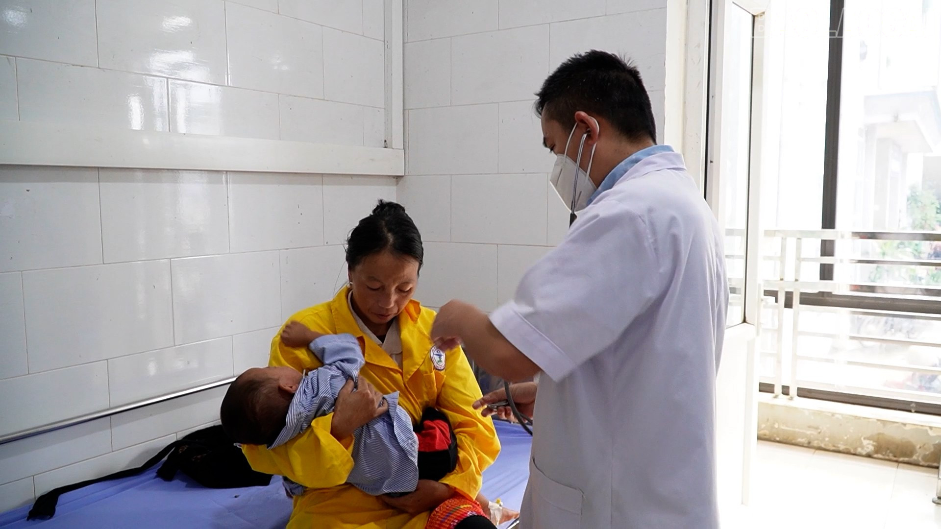 Người dân ở các thôn vùng xa đưa con đi điều trị tại Trung tâm Y tế Trạm Tấu. baolaocai-tr_sequence-0500-11-18-14still003.jpg