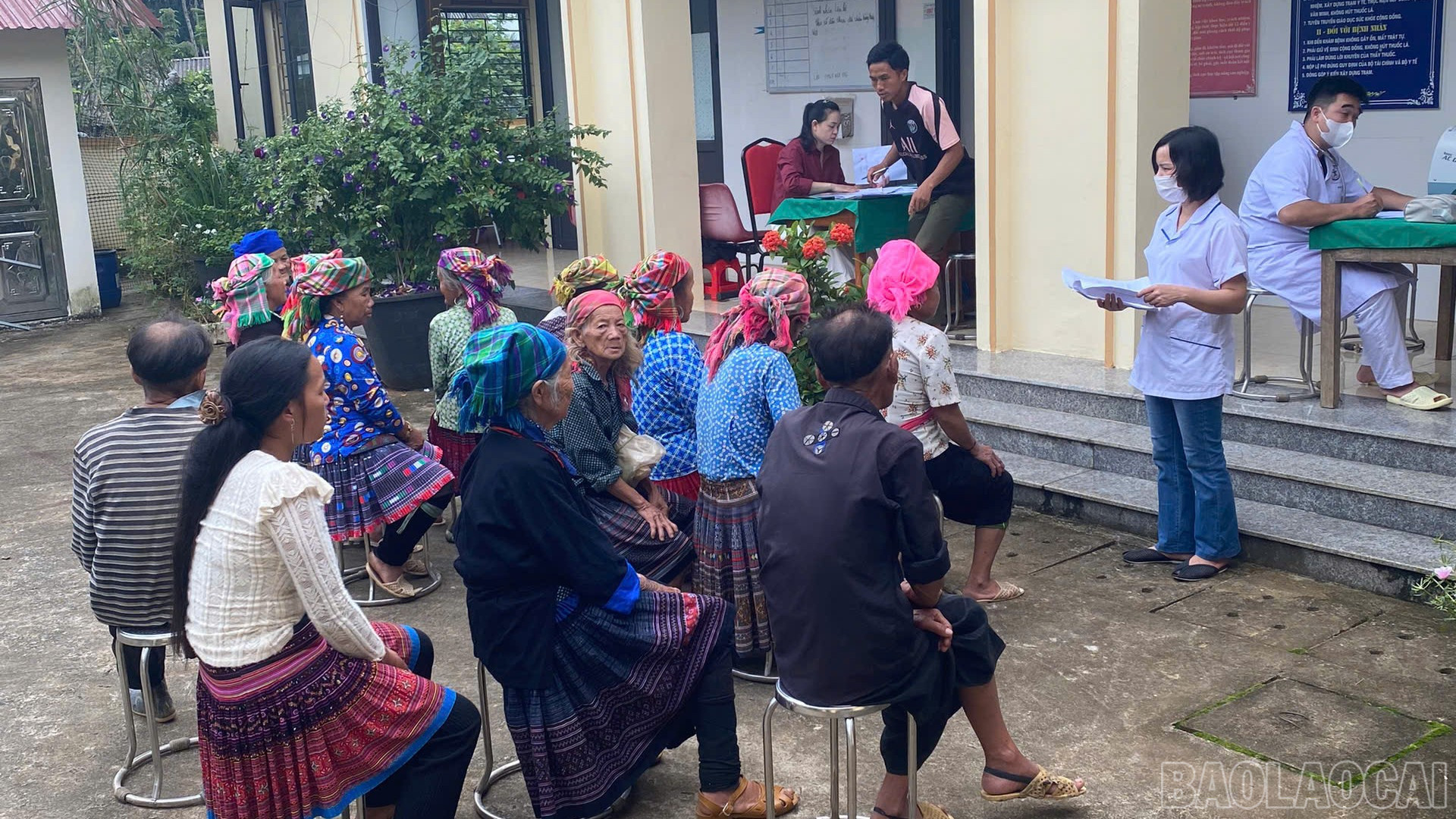 Người cao tuổi ở các xã vùng cao đi khám sức khỏe định kỳ. baolaocai-br_kham.jpg