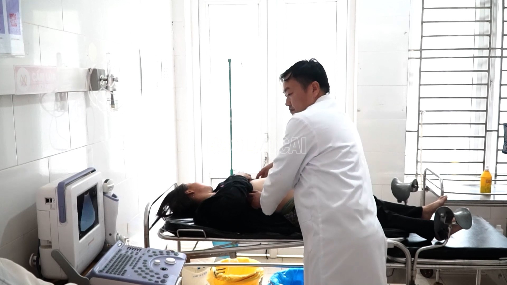 Bệnh nhân được khám bằng máy móc hiện đại. baolaocai-c_sequence-0500-12-33-29still018.jpg