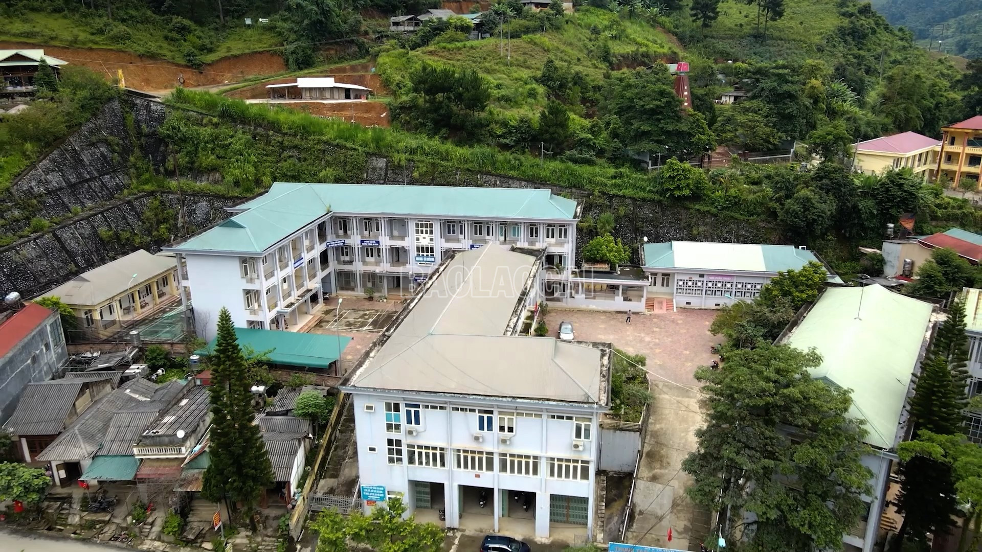 Trung tâm Y tế Trạm Tấu nhìn từ trên cao. baolaocai-c_sequence-0500-16-53-40still006.jpg