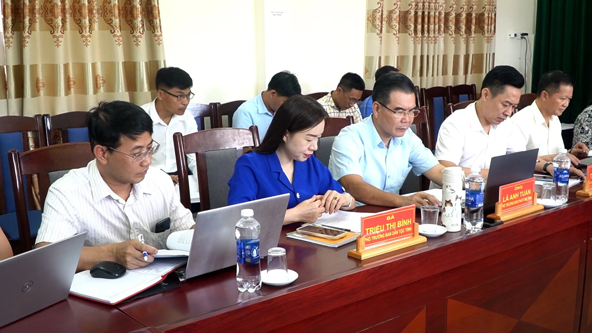 Các đại biểu tham dự buổi làm việc.