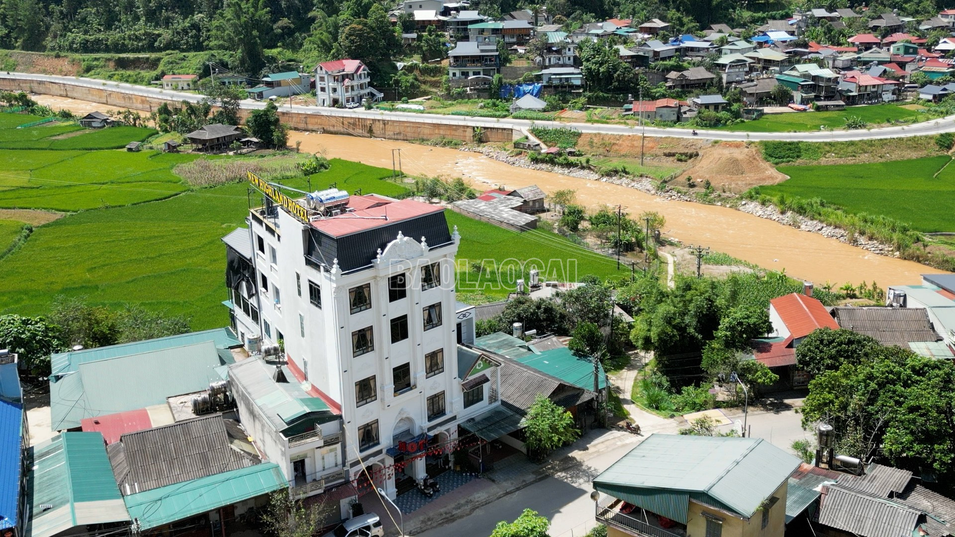 Khách sạn New Highland được du khách đánh giá có vị trí đẹp có thể ngắm toàn bộ Bản Thái và cánh đồng lúa. baolaocai-c_ks-newwhighland.jpg