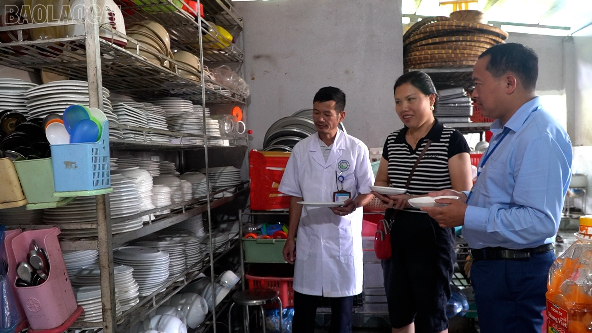 Kiểm tra bếp ăn Nhà hàng Quyền Hường. baolaocai-tl_bep-an.jpg