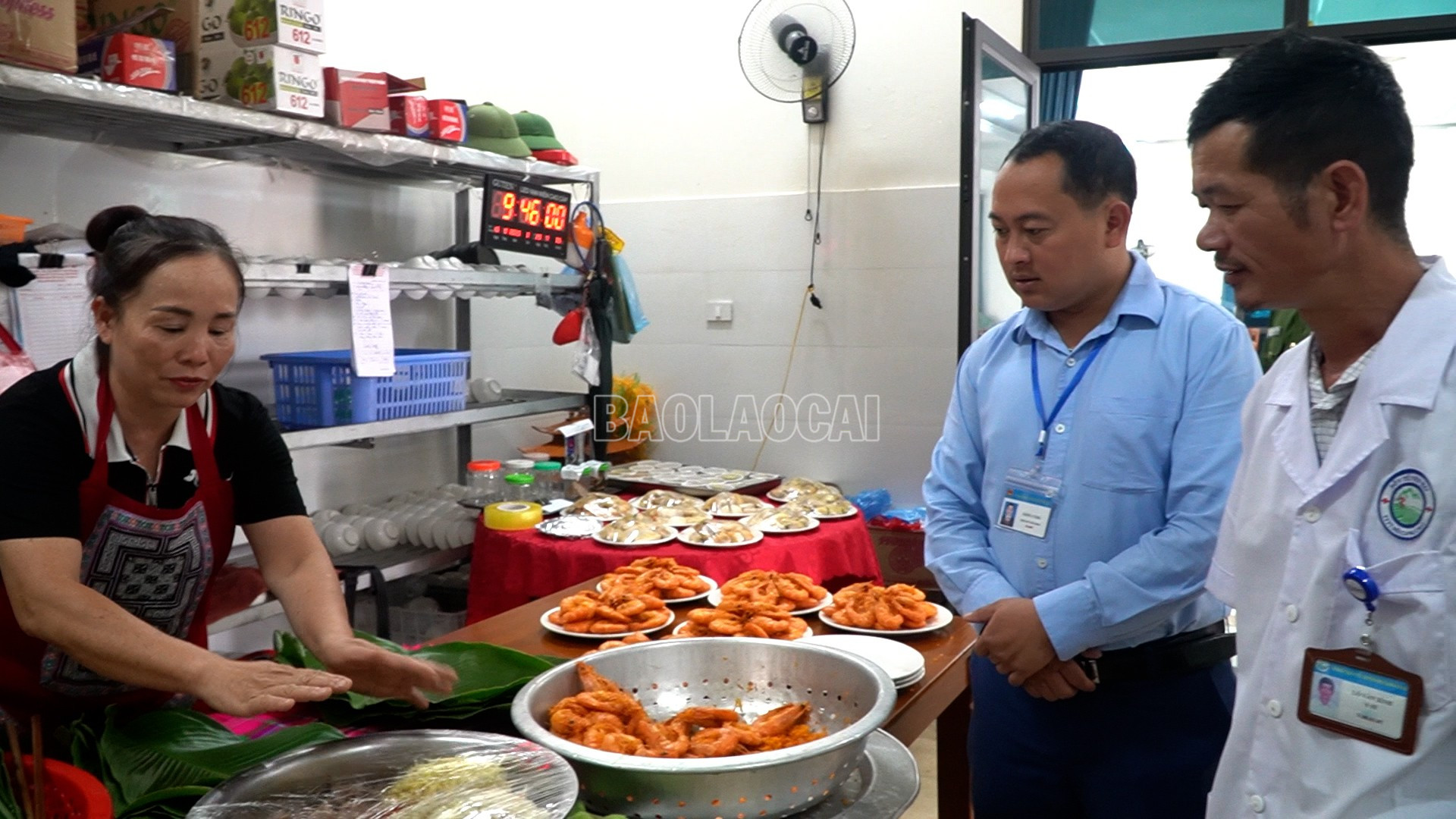 Phó Chủ tịch UBND xã Mù Cang Chải - Giàng A Tạng kiểm tra an toàn vệ sinh thực phẩm. baolaocai-c_ktra-atvstp.jpg