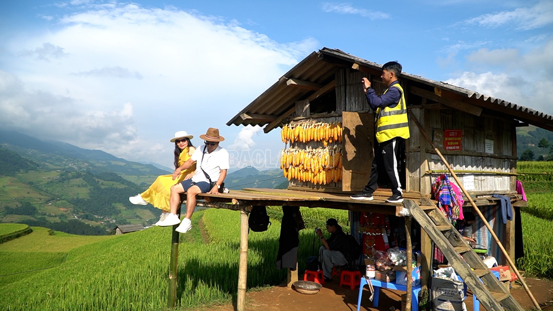Đồi móng ngựa là điểm thu hút du khách. baolaocai-c_du-khach-chup-anh.jpg