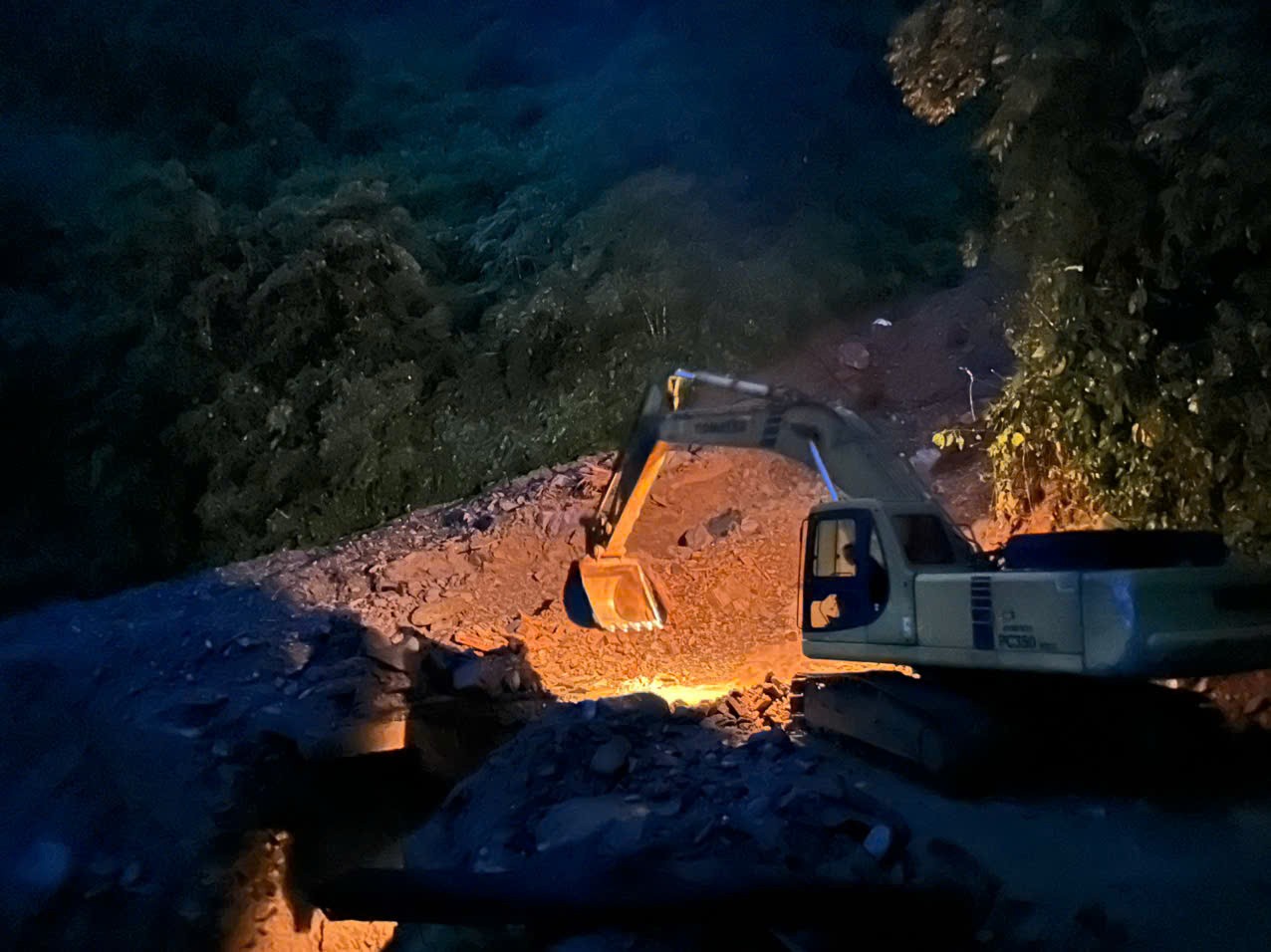 Không quản ngại thời tiết, đội ngũ cán bộ, công nhân quyết tâm thông đường sớm nhất.