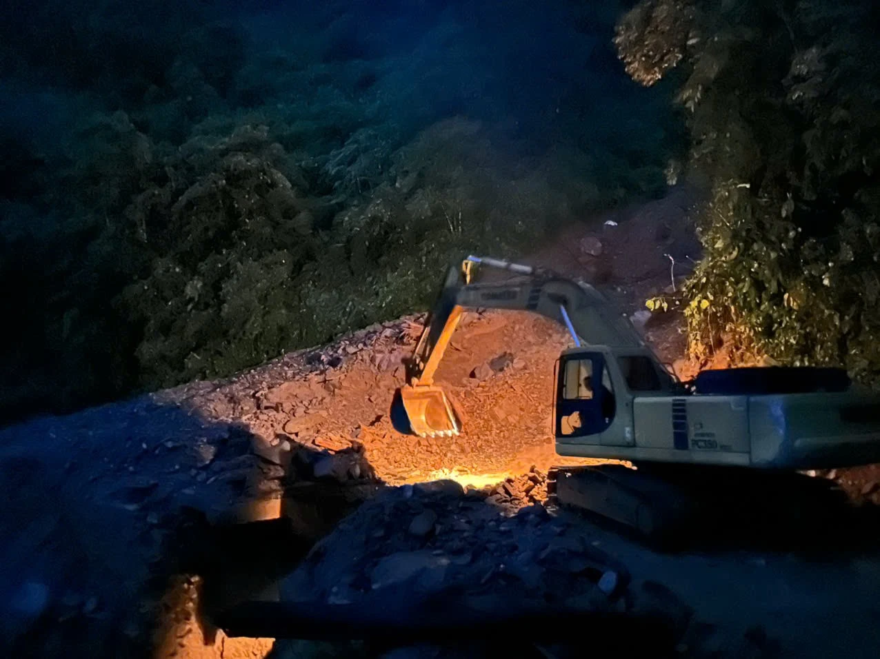 Không quản ngại thời tiết, đội ngũ cán bộ, công nhân quyết tâm thông đường sớm nhất.