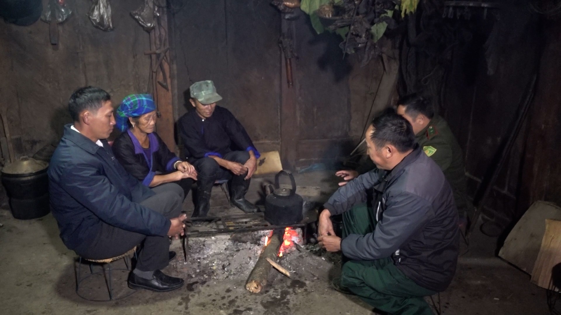 Lực lượng kiểm lâm và tổ xung kích tuyên truyền vận động Nhân dân tham gia bảo vệ rừng. tuyen-truyen.jpg