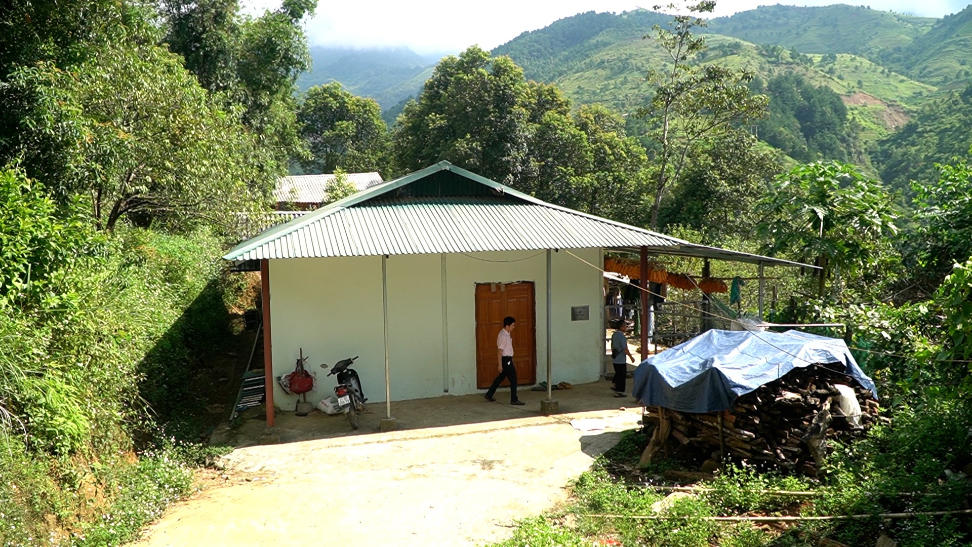 Ngôi nhà khang trang của ông Giàng A Hành. hanh-phu-hanh.jpg