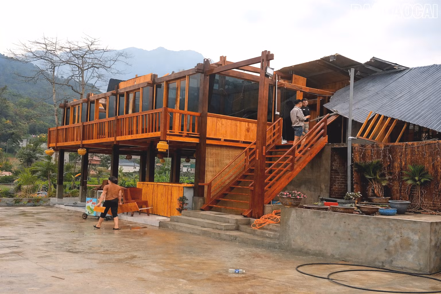 Một ngôi nhà sàn bị tốc mái.