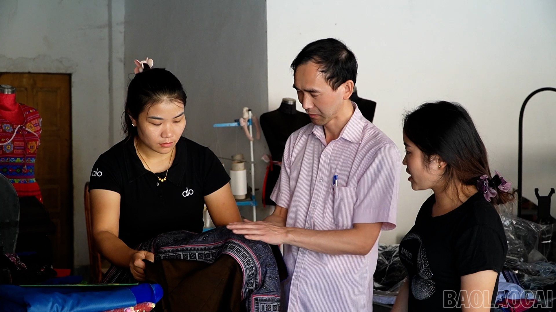Những mặt hàng thổ cẩm do Vàng Thị Nhung sản xuất. baolaocai-br_nhcs-nhung-tho-cam.jpg