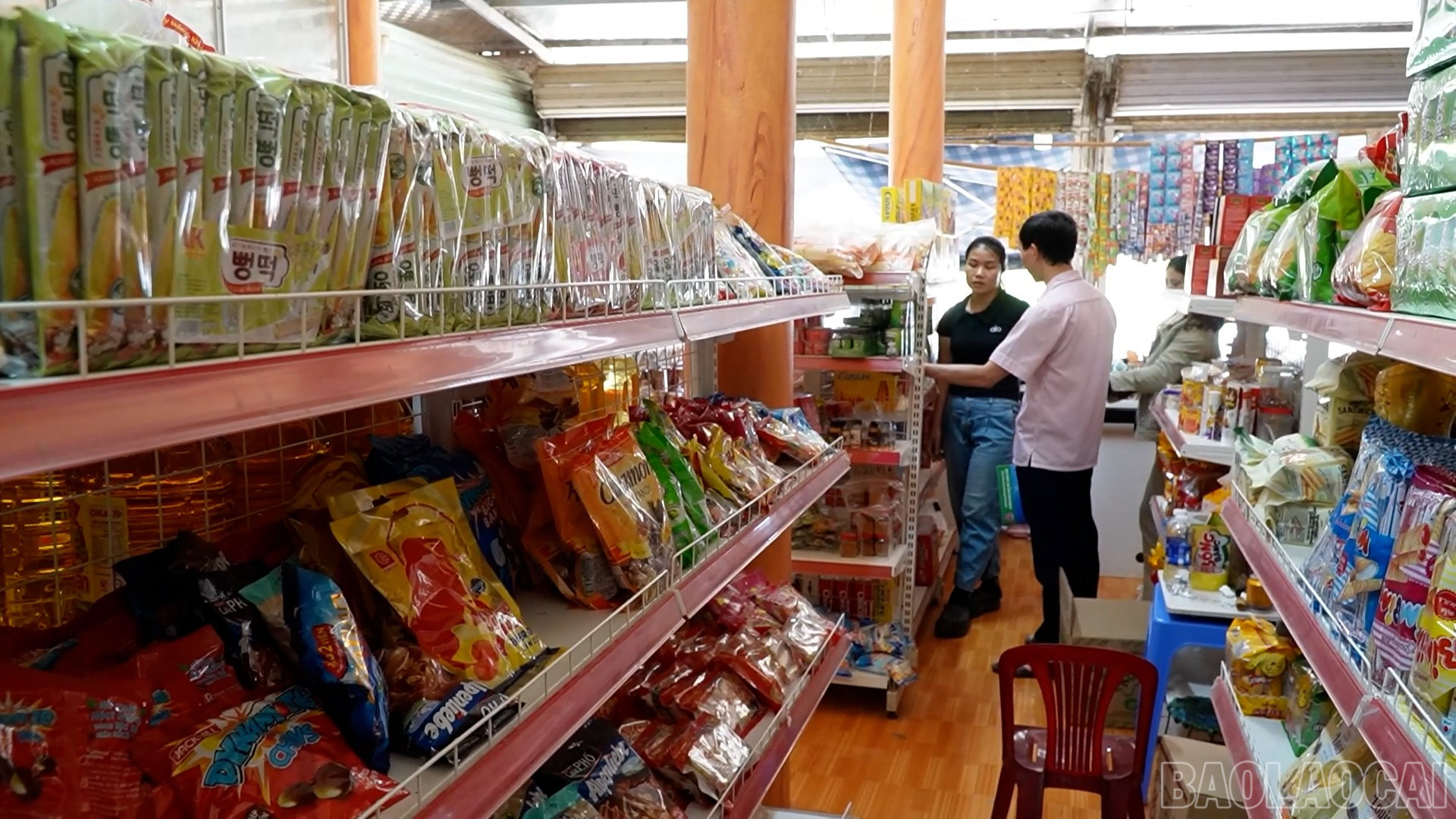 Của hàng tạp hóa khang trang của gia đình chị Hoàng Thị Hanh, thôn Thái, xã Khao Mang. baolaocai-br_nhcs-hoang-thi-hanh.jpg