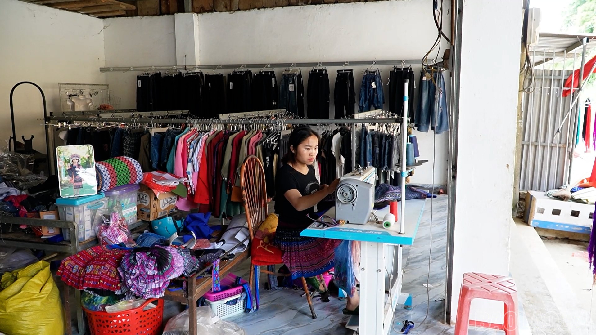 Cửa hàng kinh doanh quần áo của chị Vàng Thị Nhung. baolaocai-br_nhcs-vang-thi-nhung.jpg