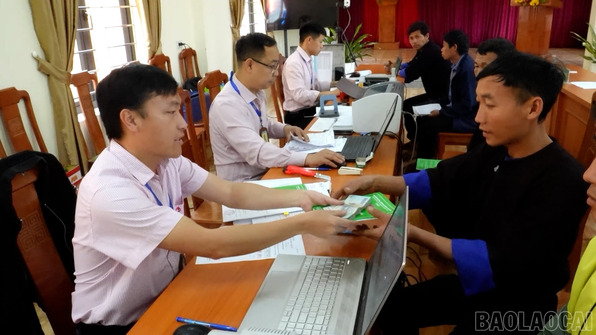 Giải ngân đến các hộ vay vốn. baolaocai-br_nhcs-giai-ngan-kip-thoi.jpg