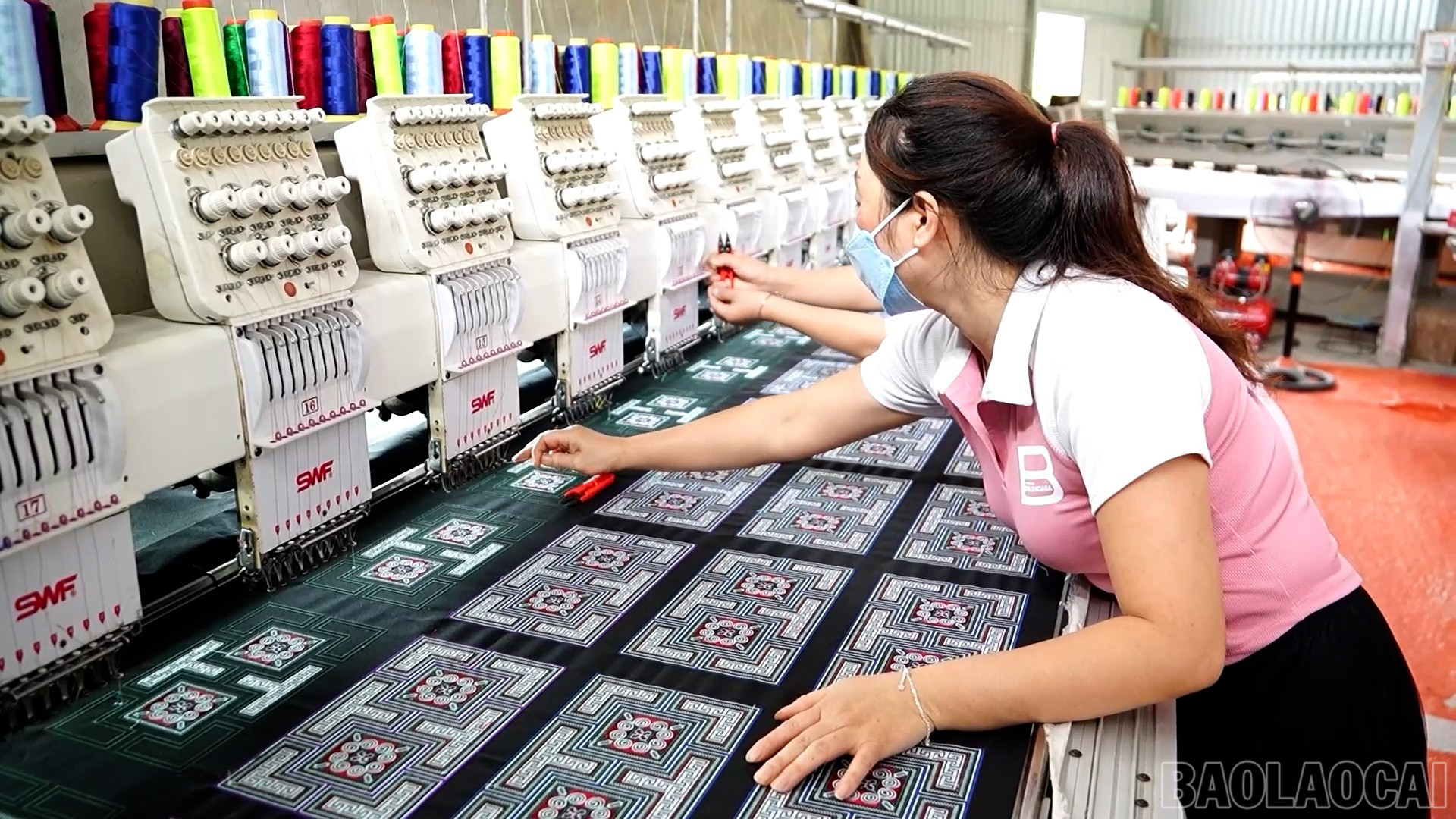 Máy thêu, dệt thổ cẩm của gia đình chị Cứ Thị Dở, thôn Háng Cháng Lừ, xã Khao Mang. baolaocai-br_nhcs-van-hanh-may-theu.jpg