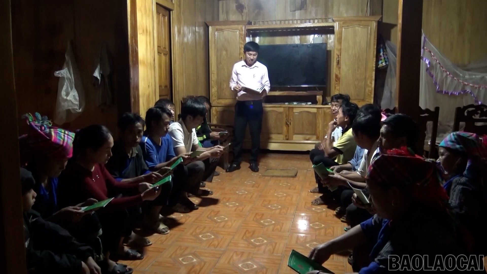 Anh Sùng A Sinh cán bộ tín dụng tuyên truyền cho các tổ tiết kiệm và vay vốn. baolaocai-br_nhcs-tuyen-truyen.jpg