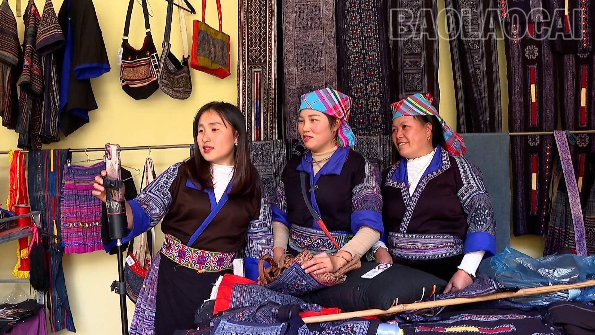 Hmong-kvinnor främjar proaktivt traditionellt hantverk, vilket bidrar till ökad familjeinkomst. vqdk4-8035.jpg